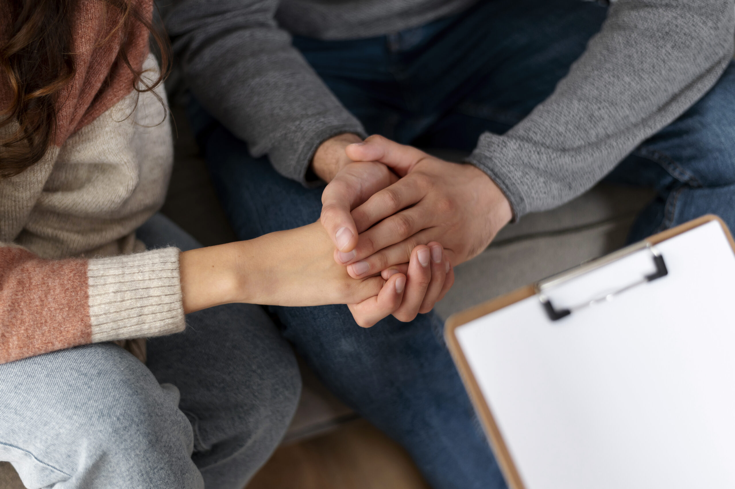 close up people holding hands scaled AMARRES DE AMOR Y ALEJAMIENTOS